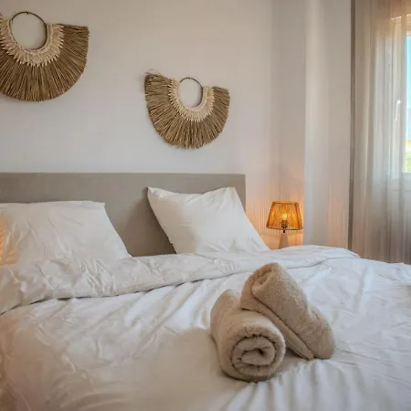 2 Bedroom Penthouse With Pool And Views *
